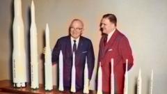 James E. Webb mostra modelos de foguetes ao presidente Harry S. Truman durante visita à recém-inaugurada sede da Nasa