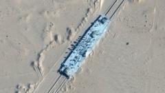 美国空间技术公司麦克萨尔卫星图像显示，在新疆塔克拉玛干沙漠的一个靶场内，一个形似航空母舰的结构被安装在轨道上。