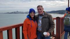 Mia Munayer e Kevin Briggs posam na ponte Golden Gate