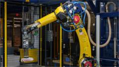 Последний робот Amazon, Sparrow, может собирать предметы до того, как они будут упакованы в коробку.