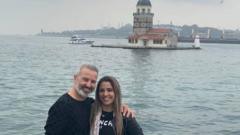 Çiftin Facebook hesabında, Kız Kulesi önünde çekilmiş bu fotoğraf da dahil İstanbul gezisinden fotoğraflar bulunuyor