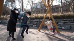 지난 2월 24일 서울 성북구 삼선공원 놀이터에서 형제가 어머니와 함께 놀이기구를 타며 즐거운 시간을 보내고 있다