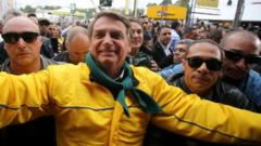 Bolsonaro sorrindo com vestimentas em verde e amarelo rodeado por seguranças e apoiadores nas ruas