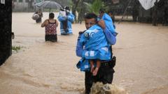 Homem em Honduras resgata criança de área inundada após furacão em 2020
