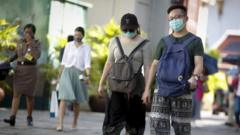 Bangkok'ta koruyucu maskelerle dolaşan Çinli turistler