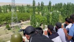 Люди на границе Кыргызстана и Таджикистана
