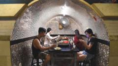 Personas en un restaurante bajo tierra en Chongqing