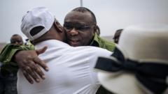 Jean Pierre bemba akipokewa katika uwanja wa ndege Kinshasa na mpinzani Martin Fayulu - mgombea urais wa mwaka jana kupitia muungano wa Lamuka