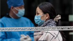 一名婦女站在上海的醫院大門前。