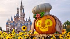 Тыквенные фонари на выставке в шанхайском Диснейленде 23 сентября 2022 г.