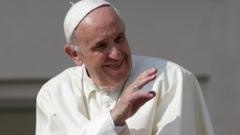 Pope Francis aramutsa abantu ku rubuga rwitiriwe mutagatifu Petero i Vatican