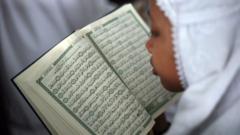 इन्डोनेशियामा कुरान पाठ गर्दै एक बालिका