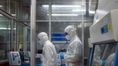Profissionais de laboratório analisam amostras do vírus monkeypox