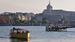Barco navegando com turistas no lago Genebra, que na cidade suíça de mesmo nome