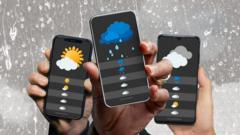 Ilustração com três mãos segurando 3 smartphones com símbolos de sol e nuvens