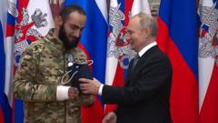 블라디미르 푸틴 러시아 대통령이 바그너 민간군사기업 전투원 아이콤 가스파르얀에게 국가 상을 수여하는 모습