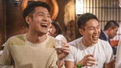 Homens bebendo saquê em um izakaya (bar) em Tóquio