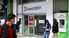 İspanya merkezli bankacılık devi BBVA, bu haftanın başında Garanti Bankası'nın tamamına talip olduğunu duyurdu. Ancak bunun için önerdiği miktar, daha önce bankanın yarısını kontrol etmek için ödediği paranın yarısına tekabül ediyor. Bu da Türk Lirası'nın sürekli değer kaybettiği bu dönemde, yabancı şirketlerin çok ucuz fiyatlara Türk şirketlere sahip olabileceği endişesini ortaya çıkarıyor.