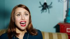 امرأة مرعوبة من منظر عنكبوت متدلي