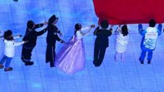 上周五（2月4日）舉行的北京冬奧會開幕式上，一名身穿傳統朝鮮族服裝的女性表演者作為中國少數民族代表，在一個傳遞中國國旗的環節中出現。這一設定引起韓國政界及公眾不滿