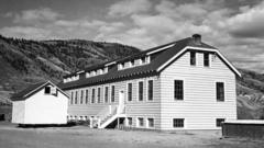 1950년경 캐나다 브리티시컬럼비아주에 위치한 캄루프스 원주민 기숙학교의 새로운 교실 건물