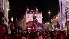 Английские фанаты на крыше автобуса в Лондоне