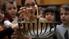 Hanukkah: en qué consiste esta fiesta judía y cómo se celebra - BBC