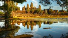 Templos de Angkor Wat refletidos na água