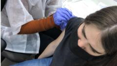 Juliana Ajbeszyc tem 18 anos e foi vacinada contra covid-19