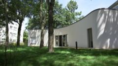 The World's First Family To Live In A 3D-printed Home - BBC News