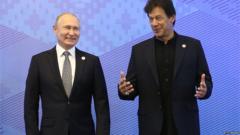 व्लादिमीर पुतिन आणि इम्रान खान 2019 मध्ये एका परिषदेच्या निमित्तानं एकत्र आले होते.