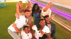 Все финалисты 2021 года позируют для фото