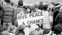 Название антивоенной песни Джона Леннона Give Peace a Chance ("Дадим миру шанс") стало одним из вечных, неувядающих лозунгов антивоенного движения - против любой войны