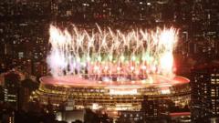 Фейерверк над Олимпийским стадионом в Токио, открытие Паралимпиады