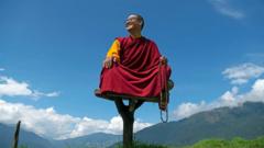 Rinpoche en un asiento elevado, detrás se aprecia el cielo