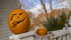 Болшая тыква, во "рту" которой торчит тыква маленькая