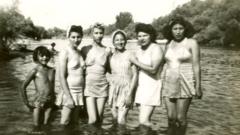 Jóvenes mexicano-estadounidenses de San Bernardino se bañan en el río Santa Ana por la restricción de acceso a la piscina municipal (mediados de 1930).