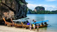 Phang Nga Körfezi'nde yaşayanlar turistleri karşılamaya hazırlanıyor