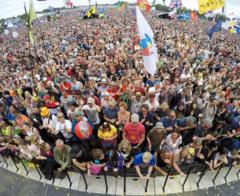 Barry Gibb Brings Glastonbury To Its Feet - BBC News