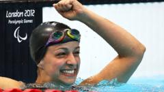 Victoria Arlen comemora vitória na piscina nos Jogos Paralímpicos Londres 2012