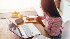 Женщина за занятиями утром