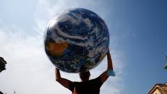 2021年7月，抗議氣候變化的示威者舉著地球模型