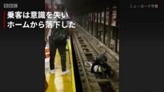 線路に落ちた乗客を間一髪で……直後に列車が進入　米NY地下鉄