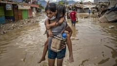 ဖိလစ်ပိုင်နိုင်ငံ၊ ရိဇာပြည်နယ်၊ ရိုဒရီဂတ်စ်တွင်နိုဝင်ဘာ ရက်က တိုင်ဖွန်း ဗန်ကို တိုက်ခတ်ပြီးနောက် ရွာတစ်ရွာတွင် ရေကြီးမှုတွေဖြစ်နေစဥ်