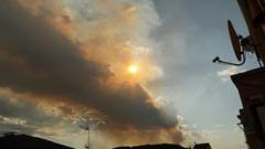 Fumaça de incêndio florestal na Catalunha devido a altas temperaturas