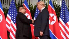 Историческое рукопожатие президента США и лидера КНДР перед началом саммита