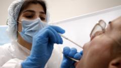 Во время взятия мазка из горла для проверки на наличие инфекции COVID-19 в одной из лабораторий 
