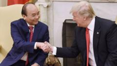 Thủ tướng Nguyễn Xuân Phúc và TT Trump trao đổi về 'thao túng tiền tệ'