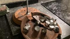 Поврежденный терракотовый горшок