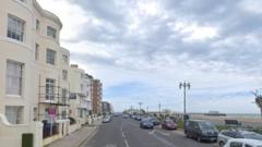 Worthing murder arrest: Man held after woman dies in flat - BBC News